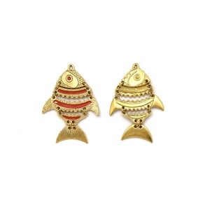 Detail der Fisch-Anhänger in Gold und roter Emaille für DIY-Schmuckherstellung