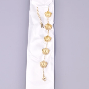 Dettaglio del bracciale a fiori placcato oro 18K con chiusura a moschettone e incisione K18