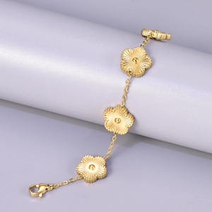 Bracciale a quadrifoglio in acciaio al titanio placcato oro 18K con chiusura a moschettone