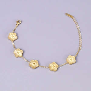 Bracciale in acciaio al titanio placcato oro 18K con cinque motivi floreali e chiusura a moschettone