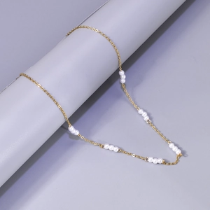 Elegante gouden roestvrijstalen ketting met minimalistische parelgroepen aan fijne ketting