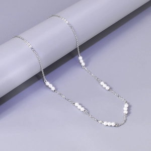 Detailweergave van de zilveren roestvrijstalen ketting met elegante witte parels