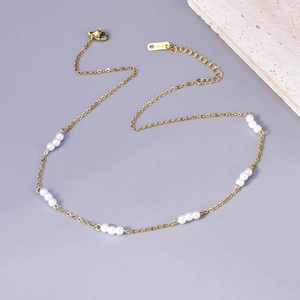 Elegante gouden roestvrijstalen parelketting met K18-gravure en verstelbare sluiting voor dames