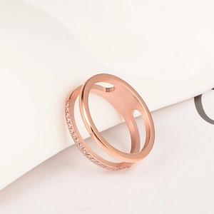 Zweilagiger Ring in Roségold mit poliertem Band und Mikropavé-Kristallen besetzt