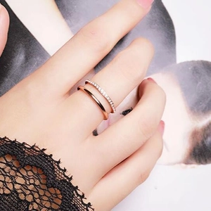 Zweilagiger Ring aus rosévergoldetem Titanstahl mit mikroverzierten funkelnden Kristallen