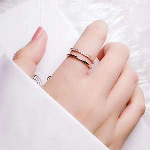 Zweilagige Ringe in Roségold aus Titan mit Mikro-Kristallen an der Hand des Models