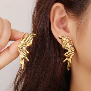 Orecchini a farfalla dorati in acciaio inossidabile con design artistico indossati da modella