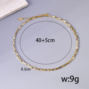 Détail du collier à maillons trombone doré 18 carats avec étiquette K18 et extension