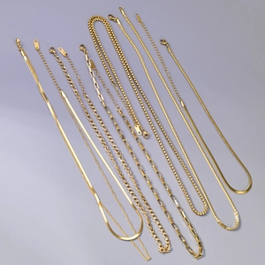 Sélection de colliers minimalistes en acier inoxydable plaqué or 18 carats avec fermoirs