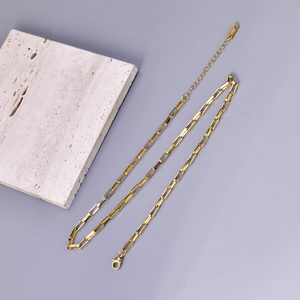 Détail de la chaîne trombone plaquée or 18 carats avec fermoir mousqueton et poinçon K18