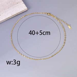 Detail einer 18K vergoldeten Edelstahlkette mit Karabinerverschluss und K18 Gravur