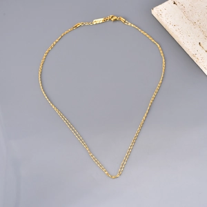 Detalle del collar de doble capa dorado con cierre de langosta y cadena de extensión