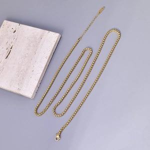 Détail du collier chaîne maille vénitienne plaqué or 18K avec étiquette K18 et fermoir
