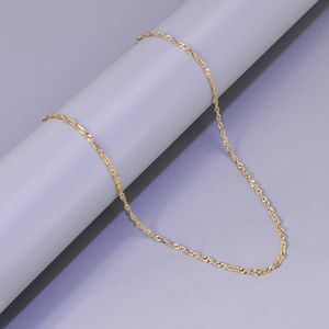 Nahaufnahme der glänzenden 18K vergoldeten Kette mit gewellter Twist-Textur