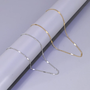 Minimalistische 18K Gold und Silber O-Kette Halsketten um eine Säule gewickelt