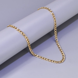 Détail d'un collier chaîne Figaro en acier inoxydable plaqué or 18 carats sur support