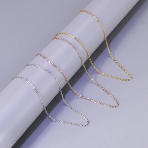 Detailansicht dünner Gliederketten aus Edelstahl in Gold, Roségold und Silberglanz