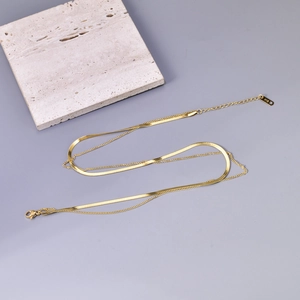 Détail du collier double couche plaqué or 18K avec chaîne serpent plate et étiquette K18