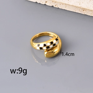Bypass-Ring mit Herz-Schachbrett-Emaille in 18K vergoldet mit 1,4cm Breitenangabe