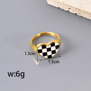 Goldener Edelstahlring in Herzform mit schwarz-weißem Schachbrettmuster-Inlay