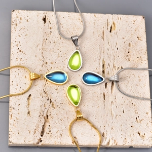 Kettingen met kristallen waterdruppel hanger en slangenketting op stenen basis