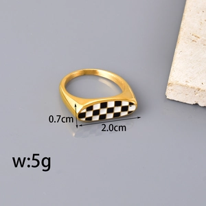 Makroansicht des karierten Goldrings mit Maßen 0.7cm Breite und 2.0cm Länge