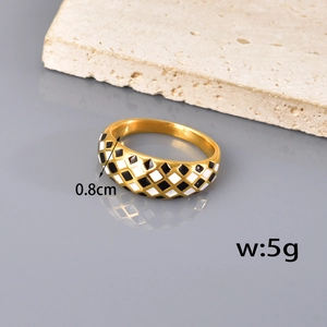 Detailansicht des 18K Gold Schachbrett-Rings mit 0,8 cm Breite und Premium-Textur