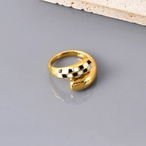 Nahaufnahme von 18K vergoldetem Schachbrett-Herzring mit schwarz-weißem Emaille-Detail
