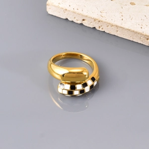 Detailansicht eines verstellbaren Rings mit 18K Goldbeschichtung und Emaille-Schachbrett