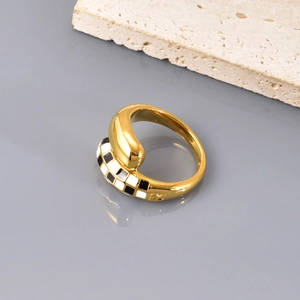 Detailansicht eines 18K vergoldeten offenen Rings mit schwarz-weißem Schachbrett-Emaille