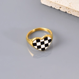 Detail eines 18K vergoldeten Herzrings mit schwarz-weißem Schachbrettmuster-Inlay