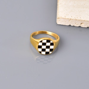 Makroaufnahme von 18K vergoldetem Ring mit schwarz-weißem Schachbrett-Herz-Muster-Design