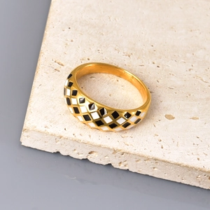 Nahaufnahme des schwarz-weißen Schachbrett-Herzrings mit 18 Karat vergoldetem Edelstahl