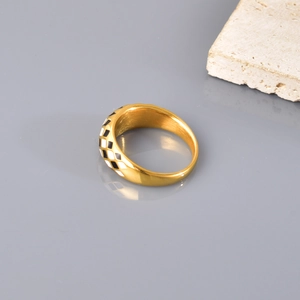 Makroaufnahme von 18K vergoldetem Ring mit schwarz-weißem Emaille-Schachbrettmuster
