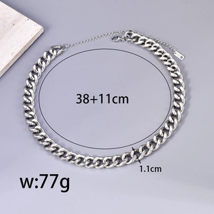Primer plano de cadena cubana plateada que muestra el ancho de 1,1 cm y el grabado K18