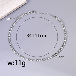 Detalle de cadena Figaro de acero con longitud 34+11cm y sello K18 en el cierre metálico