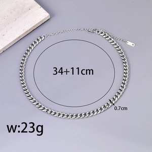 Detalle de cadena cubana con longitud 34+11 cm, anchura 0,7 cm y cierre de mosquetón
