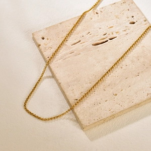 Collier minimaliste en acier inoxydable doré avec perles rondes sur plaque en pierre