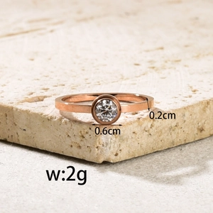 Anello minimalista placcato oro rosa 18k con pietra solitaria rotonda da 0,6 cm