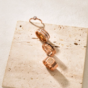 Dettaglio di quattro anelli in acciaio inossidabile placcati oro rosa 18k con diamanti