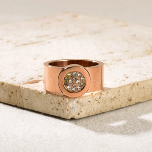 Dettaglio di un anello largo in oro rosa con pavé rotondo di pietre in zircone lucido