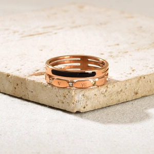Dettaglio anello tre strati oro rosa con numeri romani, smalto nero e cristalli trasparenti