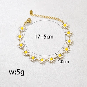 Madeliefje armband 18k verguld met witte emaille bloemen en maatvoering details