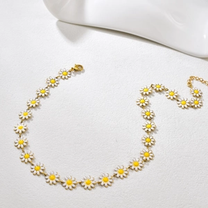 Detail van de madeliefjesketting met witte bloembladen in 18k verguld roestvrij staal
