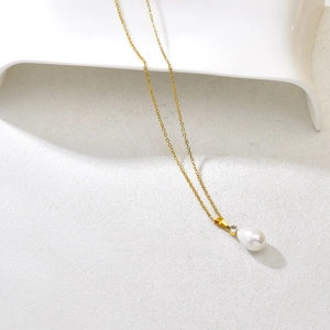 Elegante collana in acciaio inossidabile dorato con perla a goccia e zircone lucido