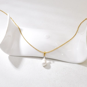Collana in Acciaio Inossidabile Placcato Oro Con Pendente Perla Artificial Goccia e Zircone Gioielli Minimalisti per Donna
