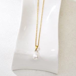 Elegante collana in acciaio inossidabile dorato con perla a goccia e ciondolo in zircone