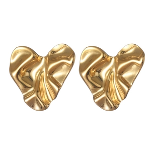 Elegante hartvormige gouden oorknopjes met rimpeltextuur voor een moderne modieuze look