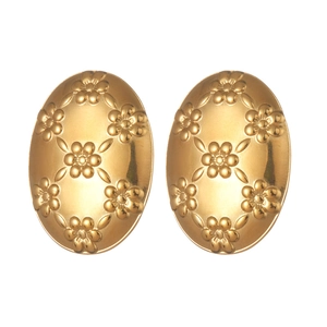 Orecchini ovali dorati eleganti con rilievo floreale vintage su sfondo bianco