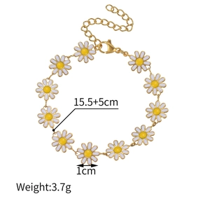 Detailansicht Gänseblümchen-Armband mit verstellbarer Goldkette und Blumenanhängern